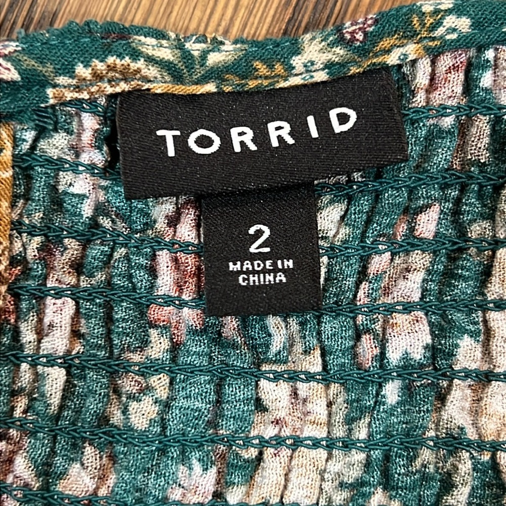 Torrid Smocked Floral Blouse 2 2X Green Long Sleeves Ruffle Shoulders Boho Flowy - Picture 9 of 13